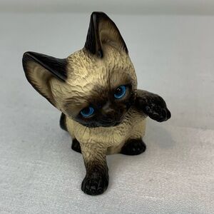 Vintage 1983 Global Art Harvey Knox Kingdom Siamese Cat Figurine With Blue Eyes